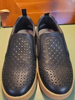 Wyder Womens Roam Perferated Black Slip-on Sneaker 9 Wide